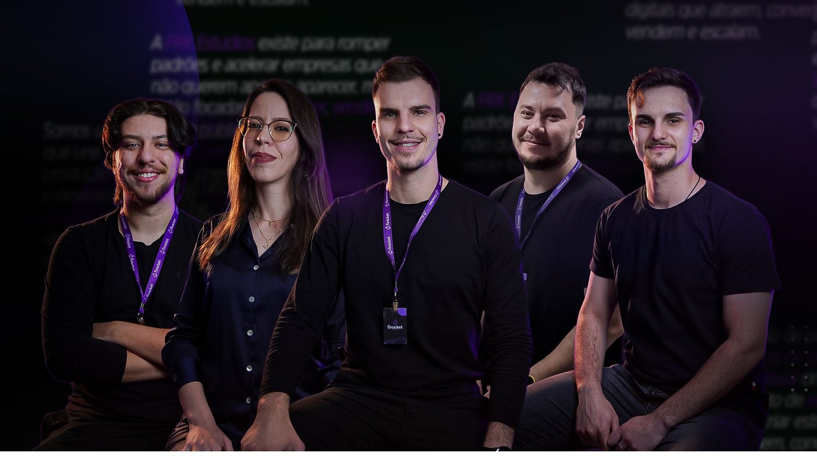 O time da firocket no estúdio, cinco pessoas com crachás da marca sob luz roxa